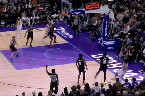 开云娱乐-默里底角极限后仰三分再中，第三节已经独自砍下15分