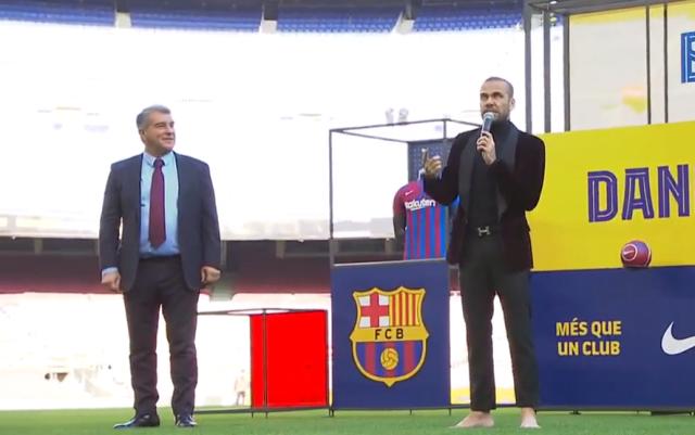 kaiyun sports-阿尔维斯赤脚亮相诺坎普 超10000人迎接传奇回归！